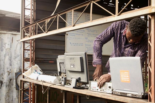 02 Electronics repair center